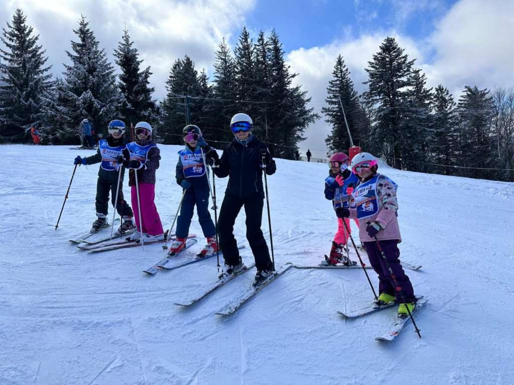 4 jours dans les Vosges, du mardi 17 au vendredi 20 février 2026,  ouvert aux enfants de 8 à 16 ans, skieurs tous niveaux ou snowboarders débutants.
Départ d'Obernai chaque jour à 8h et retour vers 18h.